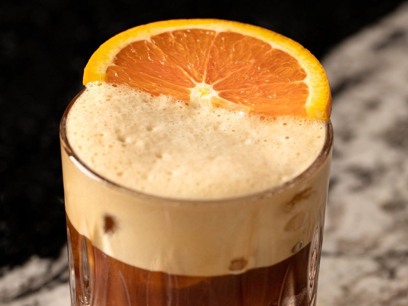 Carajillo con espuma y rodaja de naranja