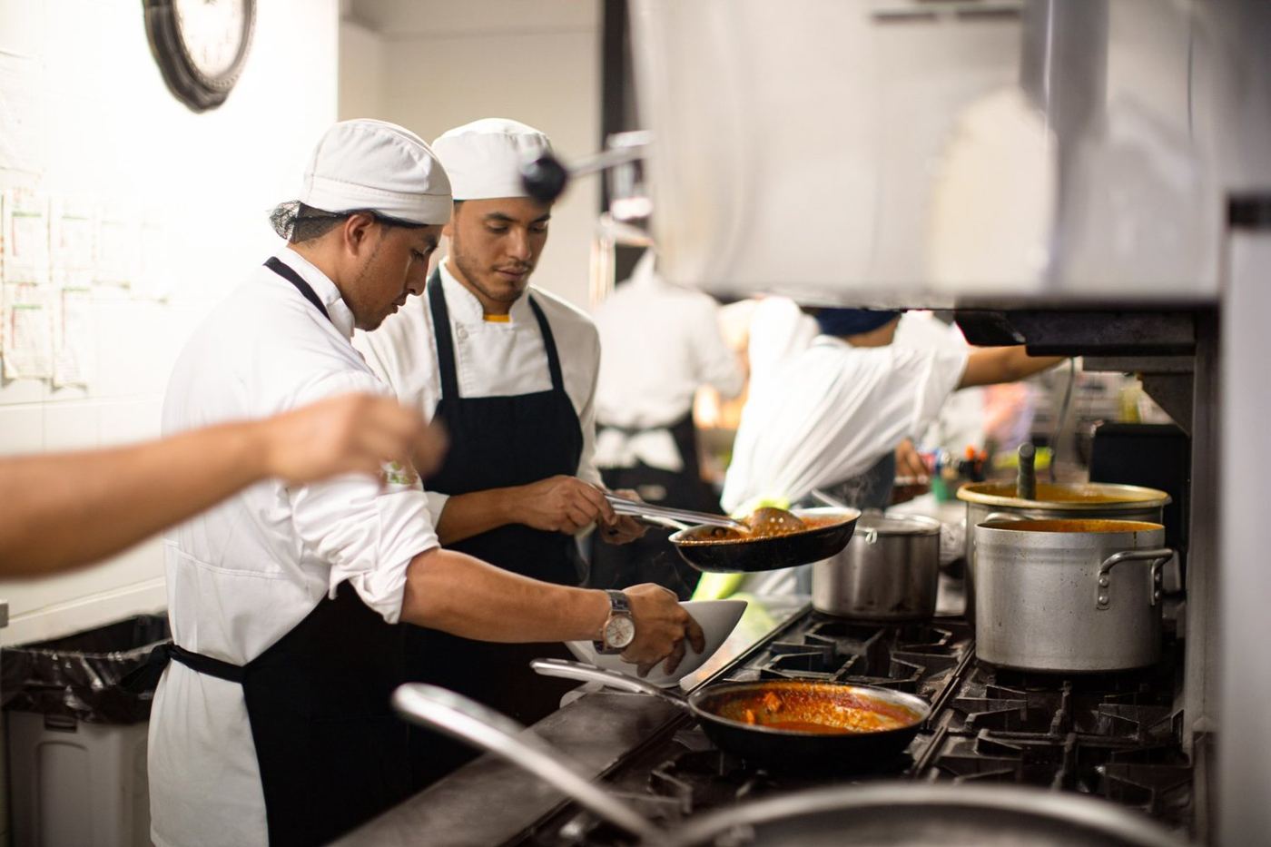 Cocineros de Altuna preparando platos en la cocina