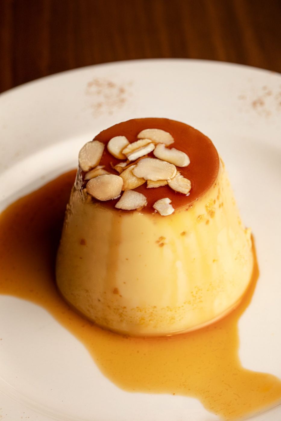 Flan con caramelo y almendras