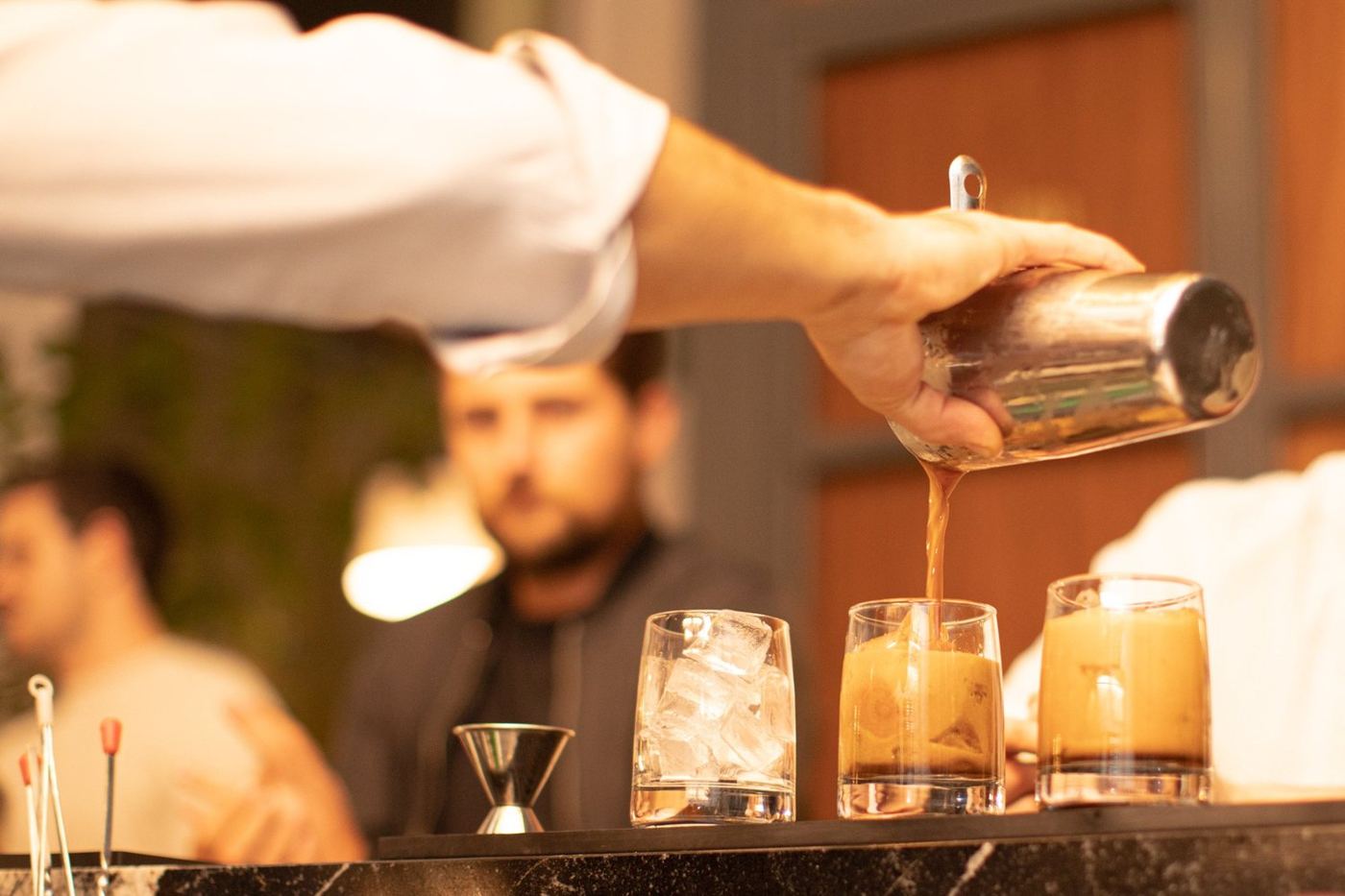 Bartender sirviendo un cóctel en Izaro