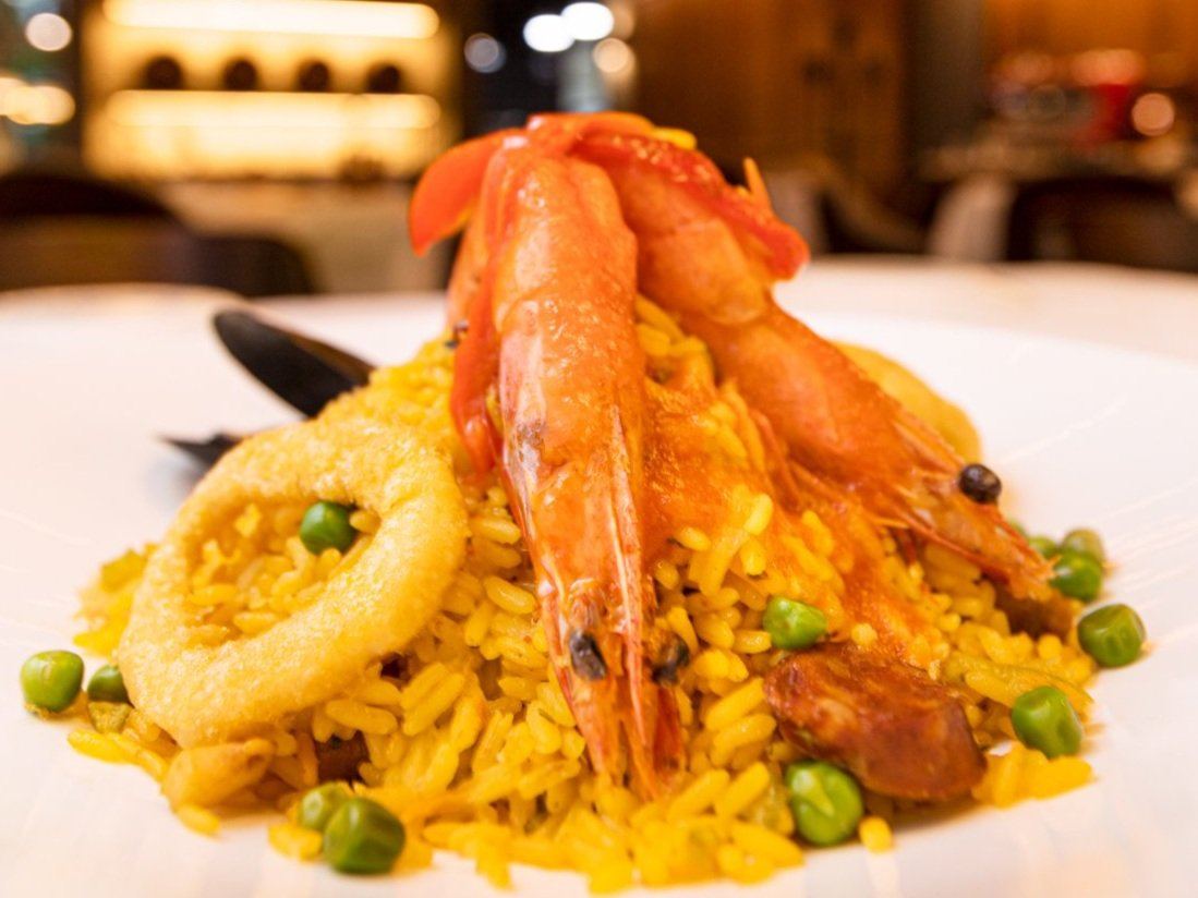 Paella con langostino, calamar y arvejas